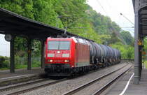 185 062-7 DB kommt mit einem Kesselzug aus Norden nach Süden und kommt aus Richtung Köln,Bonn und fährt durch Rolandseck in Richtung Koblenz. 
Aufgenommen vom Bahnsteig in Rolandseck. 
Am Vormittag vom 9.5.2019.