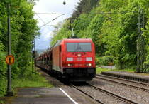 185 236-7 DB kommt mit einem Suzuki-Autozug aus Süden nach Aachen-West(D) und kommt aus Richtung Koblenz und fährt durch Rolandseck in Richtung Bonn,Köln,Aachen. 
Aufgenommen vom Bahnsteig in Rolandseck.
Am Mittag vom 9.5.2019.