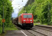 185 236-7 DB kommt mit einem Suzuki-Autozug aus Süden nach Aachen-West(D) und kommt aus Richtung Koblenz und fährt durch Rolandseck in Richtung Bonn,Köln,Aachen. 
Aufgenommen vom Bahnsteig in Rolandseck.
Am Mittag vom 9.5.2019.