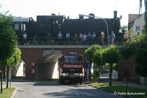 77.250 beim Wasser fassen in Bad Sauerbrunn. Die FF Bad Sauerbrunn absolvierte diese Aufgabe exzelent. Die Dampflok steht im Bahnhof auf einem wundersch�nen Viadukt