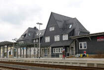 09.03.2011, Der Bahnhof in Neuhaus am Rennweg. Eine einzelne Reisende erwartet den Zug der Süd-Thüringen-Bahn nach Sonneberg. Wenn der Opa den sicheren(!) Rückweg über die Gleise gefunden hat, sind's schon zwei!  