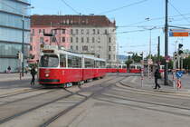 Wien Wiener Linien SL D (E2 4007 (SGP 1978) + c5 1407 (Bombardier-Rotax 1978)) III, Landstraße / X, Favoriten, Arsenalstraße am 10. Mai 2019. - Der Zug verlässt eben die Haltestelle Quartier Belvedere in Richtung  Hauptbahnhof Ost / Alfred-Adler-Straße; im Sommer 2019 wird die SL D bis Gudrunstraße / Absberggasse verlängert werden.