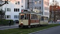 Freiburg im Breisgau - Oldtimer Tram Nr. 56 und Historischer Beiwagen Nr. 135 - Am Abend kehren die Oldtimer Trams über die Kronenbrücke zu den Betriebshof Süd zurück und sind dort beheimatet. Dort gibt es einige historische Straßenbahnen - Aufgenommen am 16.03.2019