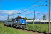 Das Blau von 1063.39 besticht immer wieder. Leider ist das Experiment rund um diese E-Lok leider nicht geglückt. 
Hier beim ausziehen aus der Anschlussbahn Mellach an diesem 10.5.2019