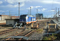 076 109-2 der Raildox GmbH & Co. KG ist im östlichen Gleisvorfeld von Dresden Hbf abgestellt.
[8.12.2018 | 11:20 Uhr]