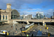 Bombardier NGT D8DD, mit Werbung für die Freiberger Brauhaus GmbH, der Dresdner Verkehrsbetriebe AG (DVB) als Linie 8 von Dresden, Trachenbrrger Platz, nach Dresden-Südvorstadt erreicht die Haltestelle Hauptbahnhof.
[8.12.2018 | 11:26 Uhr]