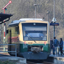 Triebwagen 650 032-4 ist bereit für die Abfahrt nach Bergen. (Putbus, April 2019)