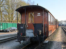 Personenwagen vom Typ KC in der Bemalung der Rügenschen Kleinbahn. (Bahnhof Putbus, April 2019)