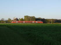 Zugnummer 14994 von Münster nach Gronau mit den VT 644 045 fährt gerade am Klärwerk in Ochtrup vorbei und erreicht in kürze Ochtrup.  Die wie zu erkennen überlackierten Türen sind fest verschlossen. Innen mit je vier Sitzen mehr versehen, um die Kapazität zu erhöhen. Die erste Klasse wurde bei dem Umbau komplett entfernt.  10.04.2019