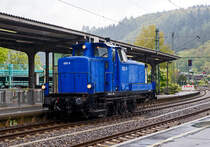 
Mit Höchstgeschwindigkeit (60 km/h bei der V 60) bei leichtem Regen fährt die ESG 9 (98 80 3364 778-1 D-ESGBI) der ESG Eisenbahn Service Gesellschaft mbH (Vaihingen an der Enz), ex DB 364 778-1, ex DB 360 778-5, ex DB 260 778-6, sowie ex DB V 60 778, am 11.05.2019 bei Regen durch den Bahnhof Betzdorf/Sieg in Richtung Köln.

Die V 60 der leichten Bauart wurde 1960 von Henschel & Sohn in Kassel unter der Fabriknummer 30067 und als V 60 778 an die Deutsche Bundesbahn geliefert.
