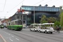 Es gibt verschiedene Möglichkeiten, Graz zu erkunden. Als Tourist würde ich vielleicht die Sightseeing-Tour der zwar billigeren, aber überfüllten Bim vorziehen …  So aber freue ich mich, dass ein paar der alten TW noch unterwegs sind – hier am 26.04.2019 TW 509 als Linie 7 in Richtung Wetzelsdorf auf der Erzherzog-Johann-Brücke über die Mur vor dem Kunsthaus (entgegen kommt TW 501)
