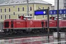 Natürlich habe ich mich geärgert, dass ich am falschen Bahnsteig stand (wie auch über das Regenwetter). Abes es ist doch noch ein passables Foto von der SLB V 86 (und V 84) geworden (= BR 2000 / SLB 92812000086-6). 29.04.2019, Salzburg Hbf.

