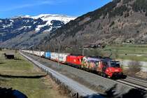 Am 29. März 2019 bespannte die 1016.011 den KGAG 41843 von Karlsruhe nach Triest bis nach Tarvisio Boscoverde. Ab Schwarzach-St. Veit erhielt sie einen Vorspann in Form von 1216.141. Diese Lok weist eine farbenfrohe Werbung auf, die auf die Kooperation zwischen der ÖBB und dem österreichischen Automobilclub ÖAMTC hinweist. Einsätze nördlich von Villach sind rar, zumeist ist 1216.141 in Slowenien anzutreffen. So betätigte ich gerne den Auslöser, als das Taurus Tandem mit ihrem mit Aufliegern der türkischen Spedition Ekol Zug des kombinierten Ladungsverkehres bei Luggau im Gasteinertal an mir vorbeifuhr. 