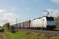 Am 30.10.2017 fuhr Rpool/CTN 186 294-5 mit einem  SAMSKIP -Containerzug nach Rotterdam bei Hügelheim durchs Rheintal in Richtung Freiburg (Breisgau).