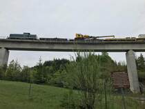 291 035-4 als Bauzug im Allgäu am 12.05.2019
Fahrt in Richtung Wangen i.A. Bahnhof über die Autobahn A96 (das sog. Millionenloch), wo gerade die Allgäubahn elektrifiziert wird.