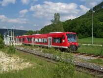 Zwei Triebwagen der Br.650 bei der Ausfahrt des Bahnhofes Oberkochen. Aufgenommen am 23.06.07