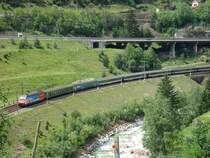 Die Re 460 078 f�hrt mit einem Schnellzug nach Locarno unterhalb von Wassen der Reuss entlang.3.6.2007