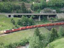 Zwei BR 185 ziehen einen Containerzug die Gotthard-Nordrampe hinauf. Bei Wassen am 3.6.2007