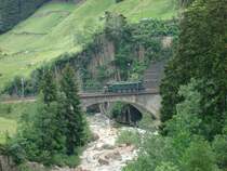 Eine Ae 4/7 ist am 3.6.2007 bei der unteren Reussbr�cke  auf Alleinfahrt bei Wassen unterwegs.