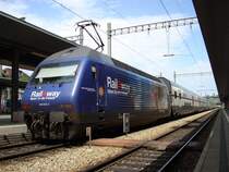 Die Re 460 005-2 steht mit dem IC Interlaken-Ost-Romanshorn am 10.6.2007 im Bahnhof Spiez