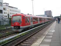 Ein Zug der linie S1 in Poppenb�ttel, der in Richtung Blankenese f�hrt. Bild vom 23.06.2006.