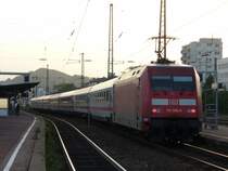 101 096-2 schiebt den IC nach Karlsruhe aus dem Pforzheimer Hauptbahnhof.