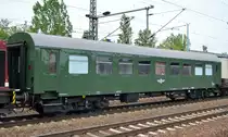 Als Bahndienstwagen eingerichtet von der Fa. LOK OST - Lokführerdienstleistungen Olof Stille, dieser alte DR Personenwagen hat jetzt die Nr. 60 80 990 1511-7 D-Ost gezogen von 298 135-5 am 16.05.19 Bf. Flughafen Berlin-Schönefeld. 