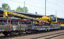 Drehgestell-Flachwagen der DB Cargo mit der Nr. 31 RIV 80 D-DB 4864 430-2 Samms 709 beladen mit der Drehbohranlage DELMAG G42 B der DB Bahnbau Gruppe gezogen von 298 135-5 am 16.05.19 Bf. Flughafen Berlin-Schönefeld.