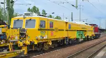 Am Haken von 298 135-5 eine Gleisstopfmaschine der DB Bahnbau Gruppe (GSM 342) Typ P&T STOPFEXPRESS 09-3X (D-DB 99 80 9121 009-1) am 17.05.19 Bf. Flughafen Berlin-Schönefeld.