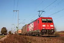Mit einem KLV nach Italien war am Nachmittag des 31.10.2017 die 185 399-3  399  nördlich von Müllheim (Baden) durchs Rheintal in Richtung Schweiz unterwegs.