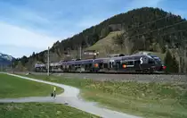 Wenig Nahverkehr herrscht an Feiertagen auf der Salzburg-Tiroler-Bahn rund um Kitzbühel. Umso erfreulicher war es, dass für den S-Bahn-Takt Wörgl - Hochfilzen am Ostermontag dieses Jahres der 4024 085-5  Mastercard  eingeteilt war. Kurz vor Kitzbühel Schwarzsee ist die Garnitur hier als Zug 5019 auf dem Weg Richtung Hochfilzen und konnte im Ortsteil Gundhabing bildlich festgehalten werden. 22.04.2019.