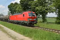 Mit einem Mischer kommt mir die DB Vecron 193 322 bei Boisheim gen Gremberg fahrend unter am Samstag den 18.5.2019, viele Güterzüge und die ICE nach Amsterdam Centraal wurden wegen einer Sperrung in Emmerich über Venlo ungeleitet.