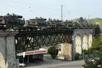 Kampfpanzer Leopard 87 und Schützenpanzer 2000 ( Hägglunds ) am frühen Morgen beim Passieren des Viadukts Grenchen-Nord am 17. Mai 2019.
Der Panzerzug 69009 Biel Rangierbahnhof - Bure-Casernes wurde mit der Re 420 255-2 geführt.
Foto: Walter Ruetsch