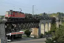 Panzerzug 69009 Biel Rangierbahnhof - Bure-Casernes mit der Re 420 255-2 beim Passieren des Viadukts Grenchen-Nord am 17. Mai 2019.
Transportiert wurden Kampfpanzer Leopard 87 und Schützenpanzer 2000 ( Hägglunds ).
Foto: Walter Ruetsch