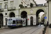 Aus der Via Alfonso Bonafous kommend erreicht Triebwagen 5043 am 04.05.2019 die Piazza Vittorio Veneto