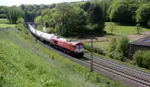 Die Class 66 DE6301  Debora  von Crossrail  kommt die Gemmenicher-Rampe herunter nach Aachen-West mit einem schweren-Gaszug aus Antwerpen-Waaslandhaven(B) nach Visp(CH).
Aufgenommen von einer Wiese in Reinartzkehl.
Bei schönem Frühlingswetter am Nachmittag vom 12.5.2019.