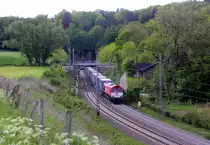 Ein Blick auf die Class 66 DE6301  Debora  von Crossrail fährt als Schubhilfe sie schiebt einem schweren LKW-Zug aus Novara(I) nach Zeebrugge(B) bis zum Gemmenicher-Tunnel. Vorne fährt 186 150-9 von Crossrail. Aufgenommen von einer Wiese in Reinartzkehl. 
Bei schönem Frühlingswetter am Nachmittag vom 12.5.2019.