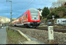 DABpbzfa mit Schublok 143 591-6 der S-Bahn Dresden (DB Regio Südost) als S 31742 (S1) von Bad Schandau nach Meißen Triebischtal erreicht am Streckenkilometer 36,9 den Hp Stadt Wehlen(Sachs) auf der Bahnstrecke Děčín–Dresden-Neustadt (Elbtalbahn | KBS 247).
[8.12.2018 | 14:25 Uhr]