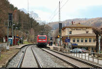 143 591-6 der S-Bahn Dresden (DB Regio Südost) als S 31742 (S1) von Bad Schandau nach Meißen Triebischtal steht im Hp Stadt Wehlen(Sachs) auf der Bahnstrecke Děčín–Dresden-Neustadt (Elbtalbahn | KBS 247).
Aufgenommen im Gegenlicht vom geöffneten Bahnübergang.
[8.12.2018 | 14:26 Uhr]