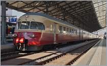 Formvollendete Schönheit eines Zuges, der keine Grenzen kannte: Der TEE RAe II fuhr in seiner aktiven Zeit bei der SBB, FS, DB, SNCF, CFL, SNCB und NS. Nun wartet er, da von der modernen Technik gestoppt, in Lausanne auf die ETCS  Vorspannlok...


31. März 2019