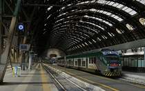 Ein ETR 425 der Trenord verlässt am 01.05.2019 Milano Centrale. Die Trenord ist ein Zusammenschluss der Regionaldirektion von Trenitalia und LeNord, der Personenverkehrstochter der Ferrovia-Nord Milano, der zweitgrößten Bahngesellschaft Italiens. 