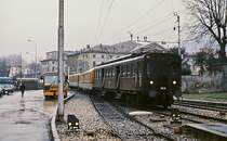 Zum Netz der Ferrovia-Nord Milano gehört u. a.auch die Strecke von Saronno nach Como Lago. In den letzteren fährt im März 1993 der ET 740-01 ein. Bei diesem Fahrzeug handelt es sich um einen motorisierten Beiwagen der Reihe E.800.