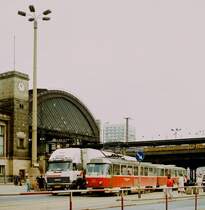 25.08.1984, Dresden: Ein TATRA-Zwei-Wagen-Zug der Straßenbahnlinie 5 hält am Hauptbahnhof. Sein Fahrziel ist die Gleisschleife an der Nöthitzer Straße in Dresden-Plauen. Heute bewegt sich der Durchgangsverkehr in Richtung Tschechien weitgehend über die Autobahn. Damals quälten sich die CSAD-LKW, nachdem sie in Dresden-Nord die Autobahn verlassen hatten, auf der Straße 170 durch Dresden und das Erzgebirge.