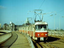 16.06.1986, Dresden, Straßenbahn auf der Carolabrücke im Zuge der St. Petersburger/Albertstraße. Der TATRA-Dreierzug besteht aus zwei Triebwagen T4D und einem Beiwagen B4D. Diese Formation war in Dresden viele Jahre Standard. Der Wagen 222 999 ist auf der Seite http://www.tram2000.com als letztes Fahrzeug dieser Serie aufgeführt.