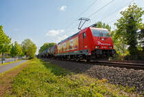 
Leider von der Schattenseite.....
Die RheinCargo 2054 bzw. 185 586-5 (91 80 6185 586-5 D-RHC)  Heizprofi , ex HGK 185 586-5, fährt am 30.04.2019 mit einem Kesselwagenzug durch Bonn-Gronau (nähe dem Bf Bonn UN Campus) in Richtung Köln.
