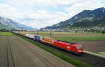 Die Einsätze der MRCE-Vectrons bei den RoLa-Zügen in Tirol sind mittlerweile wieder Geschichte. Nun verkehren ÖBB 1x16 und ÖBB 1293 auf dieser Relation. Mit einem voll ausgelasteten Zug ist die 1216 008 bei Schwaz in Richtung Brenner unterwegs. Am Zugschluss schob eine ÖBB 1293 nach. 18.05.2019.