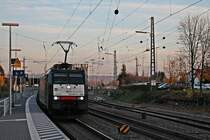 Während die Sonne am Nachmittag des 14.11.2017 unterging, fuhr MRCE/SBBCI ES 64 F4-288 (189 288-4)  SBB Cargo International  durch den Bahnhof von Efringen Kirchen in Richtung Norden.
