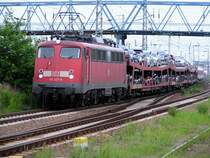 Der Autozug mit der Nummer 115 327-9 verl��t den Bahnhof in Stralsund in Richtung Sassnitz