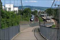 Am Stuttgarter Nordbahnhof -

Blick von der Zugangsrampe auf den Bahnsteig der S-Bahnstation  Nordbahnhof  mit den nördlich daran vorbeiführenden Ferngleisen. Der Blick geht weit ins Neckartal, über das Mercedes-Benz-Museum zu den gegenüberliegenden Weinberghängen. 

24.6.2007 (J)