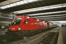 Die Br 1116 156-9 (mit dem �BB Logo) und die Br 1144 211-8, mit einem italienischen Nachtzug, am 20.12.03, in M�nchen